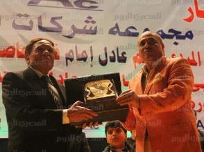 حكومة كردستان العراق تكرم عادل امام نصف كيلو ذهب عيار 24