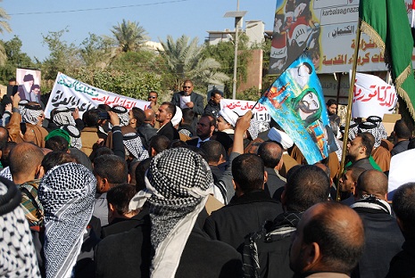 تظاهرة لانصار السيد مقتدى الصدر في كربلاء ضد تصريحات رئيس الوزراء (مصور)