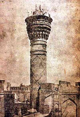 صورة ارشيفية لعمال بناء وهم يزيلون احدى منارات الامام الحسين عام 1936