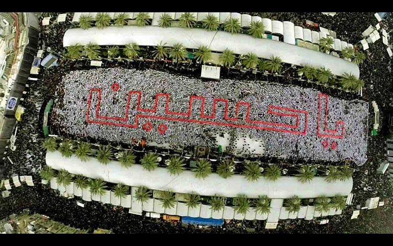 بالصور :زوار الامام الحسين يشكلون لوحات فنية خلال مراسيمهم في اربعينية سيد الشهداء