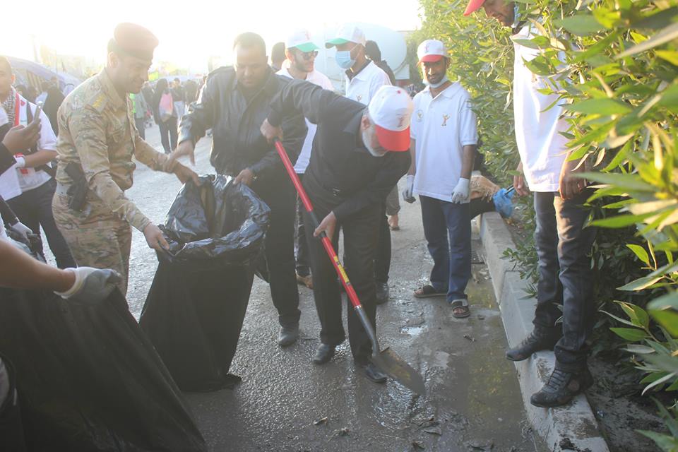 بالصور :محافظ ميسان يشارك بنتظيف شوارع كربلاء