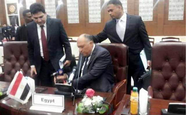 بالفيديو: وزير الخارجية المصري يرمي بميكروفون قناة ‫‏الجزيرة‬ على الارض