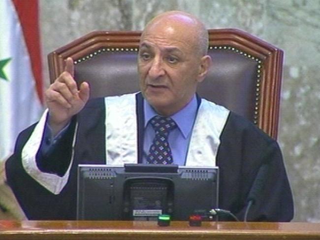 بالفيديو: قاضي عراقي يطرد وزير العدل الامريكي من قاعة المحكمة ابان الاحتلال الامريكي