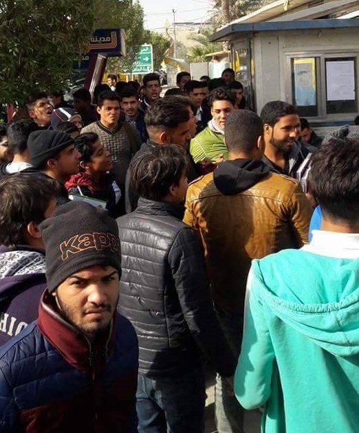 بالصور:طلاب اعدادية في كربلاء يتظاهرون امام مديرية التربية لعدم وجود مدرسين وكتب دراسية ويهددون بالاضراب