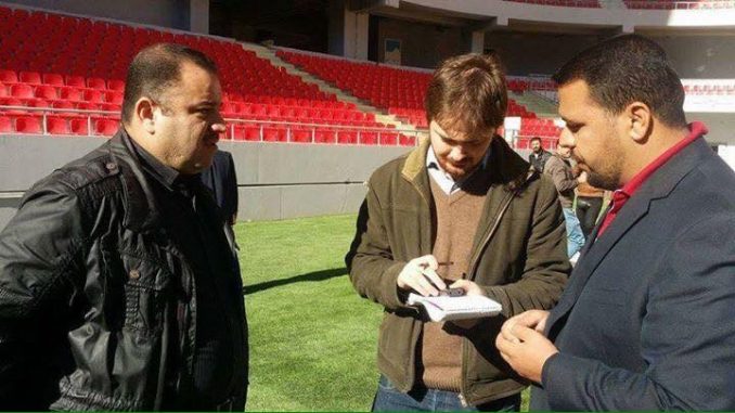 صحفي بريطاني يبدي اعجابه بملعب كربلاء الدولي