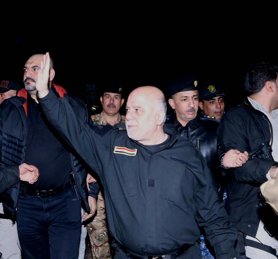 بالصور: العبادي يتجول في حمام العليل وسط هتافات الترحيب من قبل المواطنين