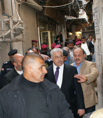 محافظ نينوى يفتتح طرق في سوق الصاغة والدواسة ويدعو المواطنين الى متابعة امن مناطقهم