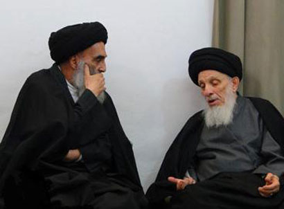 المرجع السيستاني يزور المرجع الحكيم في داره ويقدم التعازي لرحيل والده