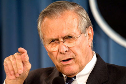 رامسفيلد يعرض فيديو قدمه له صدام لسوريات (يقطعن رؤوس ثعابين)