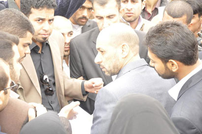 متظاهرون امام مجلس محافظة النجف يطالبون باقالة مدير تربية النجف