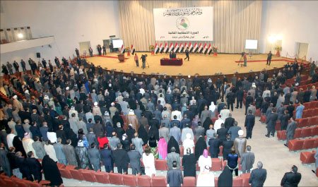 نواب سابقون: الوزير يتلقى 500 دولار عن كل يوم إيفاد رسمي.. ويصطحب العشرات من حاشيته