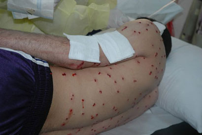 صحفيو وممثلو وسائل الاعلام بالنجف يتظاهرون امام القنصلية البحرينية تنديدا باساليب القمع الطائفي ضد الشعب البحريني