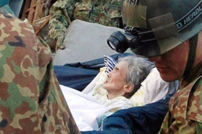 انقاذ مواطنة يابانية في الثمانين من عمرها بعد 9 ايام قضتها تحت الانقاض