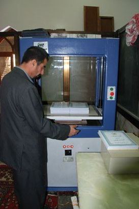 ادامة وتغليف المصاحف الشريفة وكتب الادعية والزيارات داخل العتبة الحسينية باحدث الطرق الفنية