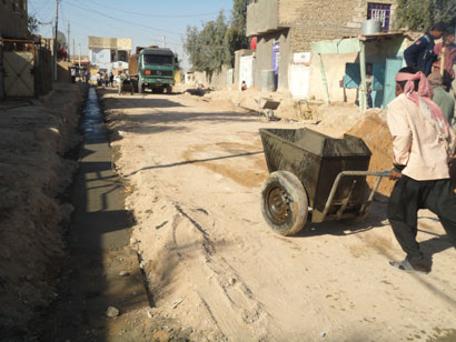 مواطنو حي اليرموك في كربلاء :الاعمال الجارية في تعبيد الطرق غير مطابقة للمواصفات والقائمون على المشروع ينفون ذلك