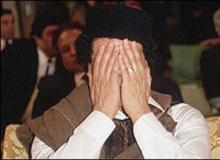 اصابة ابني القذافي خميس والساعدي وانباء عن فرار القذافي الى جنوب ليبيا