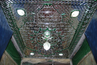 العتبة الحسينية المقدسة تنهي اعمال تبديل المرايا بابواب الحرم وتباشر بتبديل مرايا مسجد الرجال في الداخل