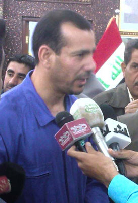 وزير البلديات خلال تفقده اعمال وزارته في كربلاء ببدلة العمل :سنسحب المشاريع من المقاولين المتلكئين