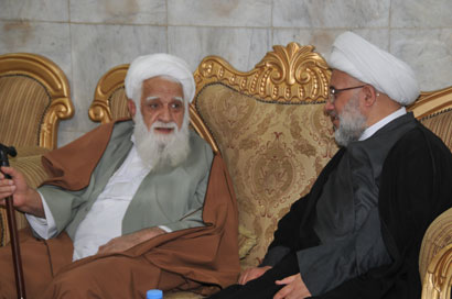 آية الله آصف محسني يزور مرقد الامام الحسين ويلتقي بالشيخ الكربلائي: ما رأيته في العتبة الحسينية يفوق بقية العتبات المقدسة بالعراق