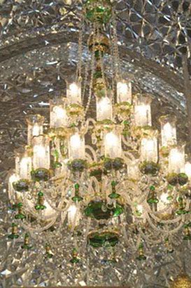 نصبُ ست ثريات كريستال في مقام التل الزينبي بكربلاء