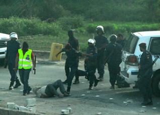 وحشية التعامل ضد المواطنين البحرينيين من قبل القوات الامنية (تقرير مصور)