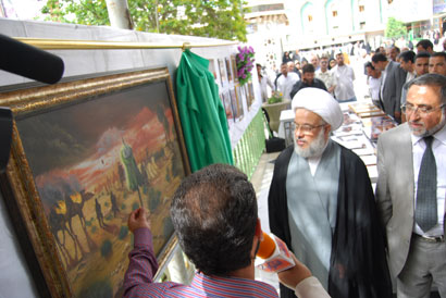 الفن التشكيلي يتجسد بلوحات توضح رسالة أهل البيت (عليهم السلام) في منطقة بين الحرمين الشريفين بكربلاء (مصور)