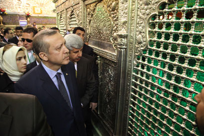 موقع نون ينشر تقريرا مصورا عن زيارة رئيس وزارء تركيا رجب طيب اردوغان الى مرقد الامامين الجوادين عليهما السلام