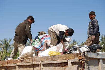 كربلاء: صغار يعيلون ذويهم بالتكسب من مكبات القمامة وأكداس النفاية