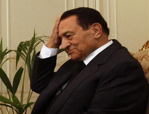 مصر.. مبارك ونجلاه أمام المحكمة 19 أبريل