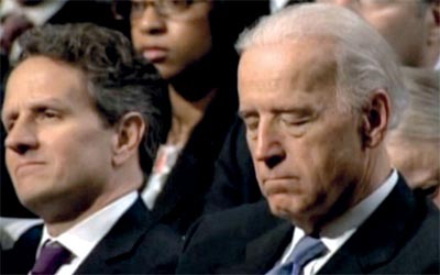 بايدن ينـام أثنـاء خطاب الرئيس الأميركي