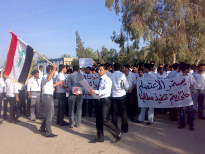 اعتصام طلبة الكلية التقنية بالمسيب والمطالبة باقالة عميدها لسوء الادارة ووصفه اياهم بالبعثيين (مصور)