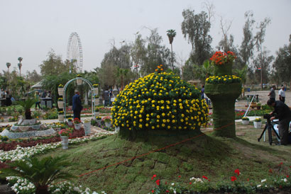 العتبة الحسينية المقدسة تشارك بمهرجان الزهور العالمي الثالث بقبة ومنارة مصنوعة من الزهور
