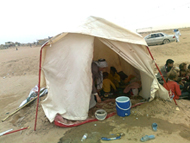 بعد أن هدمت الأمطار منازلهم ..عوائل في كربلاء تنام بالعراء (مصور)