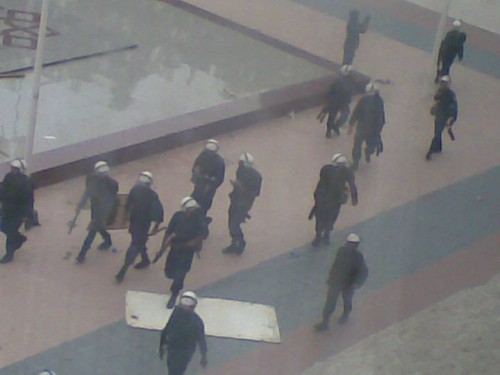 البلطجية في البحرين يقتحمون دمستان وانباء عن اعتقال ابناء السيد درويش الشرفات في السنابس