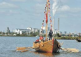 سفينة من عصى الايس كريم تبحر الى انجلترا