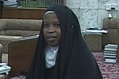 مواطنة اوغندية تشهر اسلامها في العتبة الحسينية المقدسة