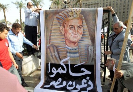 مبارك يفقد وعيه خلال استجواب استمر لأكثر من 4 ساعات