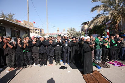 كربلاء:مواكب العزاء تعطل مراسيمها وتؤدي صلوات الجماعة في أماكنها (مصور)