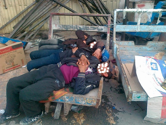 ارصفة وازقة كربلاء تشهد ظاهرة مبيت العمالة القادمة من المحافظات الجنوبية وسط +صورة