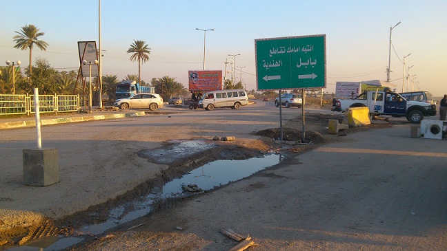 بالصور:نقاط تفتيش وقطع شوارع تخنق حركة المرور في قضاء الهندية