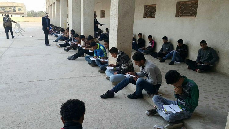 بالصور:مدرسة في كربلاء طلبتها تفترش الأرض لأداء امتحاناتهم الفصلية  !