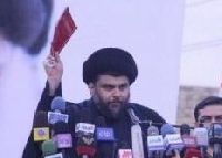 الصدر يؤم الجمعة في مسجد الكوفة لاول مرة منذ سنوات ويجدد براءته ممن يسيء للعراقيين من اتباعه