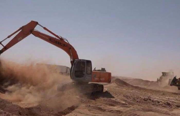 لواء الطفوف يشق طريق بطول ٦٥ كم بمحاذاة الخندق الامني في صحراء كربلاء (مصور)