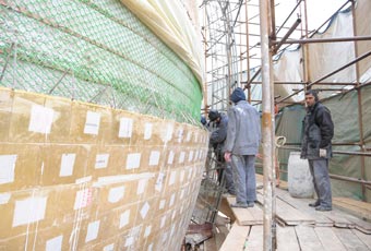 تركيب  6800 طابوقة ذهبية على قبة العسكريين بسامراء وهناك 15800طابوقة ذهبية  معده للتركيب	(مصور)