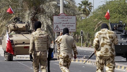 القوات السعودية تفتش البحرينيين بقيافة أمن بحرينية
