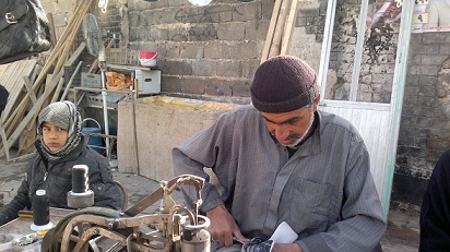 كربلاء:اسكافي يعتمد على بصيص من النور ليعيل اطفاله الخمسة (مصور)