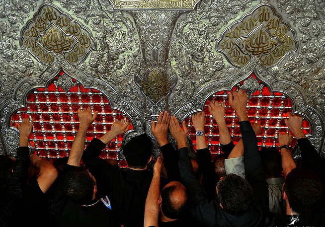 بالصورة :زوار يتهافتون على ضريح الامام الحسين في كربلاء
