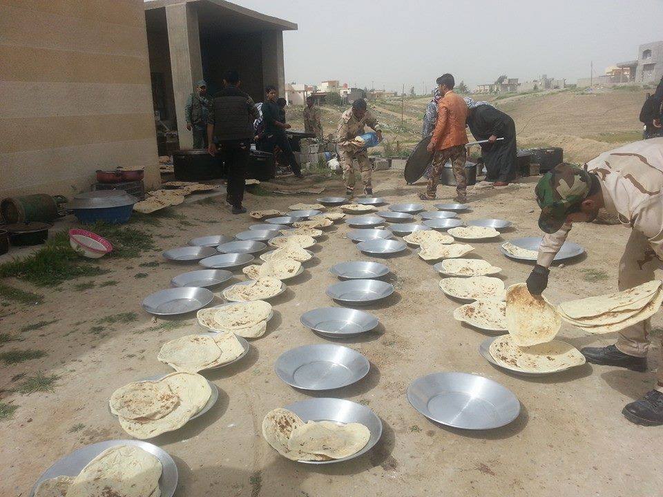 بالصور: ناحية العلم تنحر الذبائح وتقدم الحلوى للجيش العراقي والحشد الشعبي