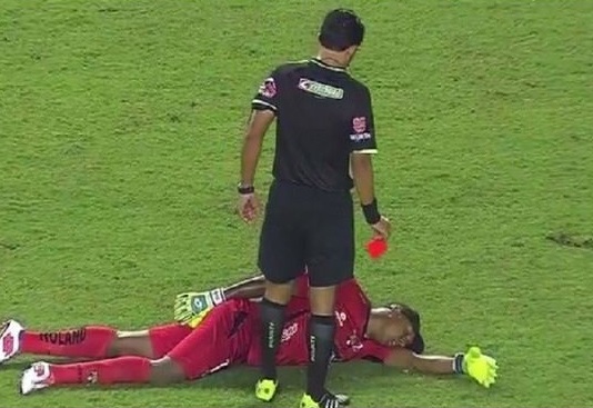 حارس برشلونة "يموت" خوفا من البطاقة الحمراء