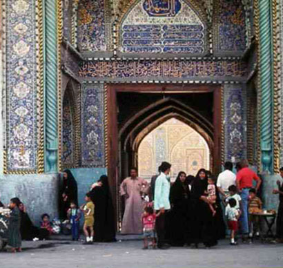 احدى ابواب المرقد الحسيني الطاهر في سبعينات القرن الماضي